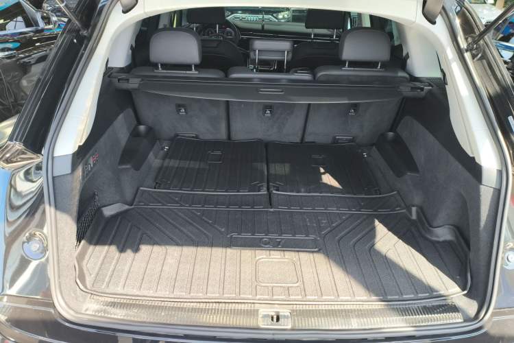Used Audi Q7 2022 55 TFSI quattro S line Sport model Trunk