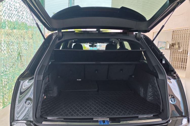 Used Audi Q7 2022 55 TFSI quattro S line Sport model Trunk