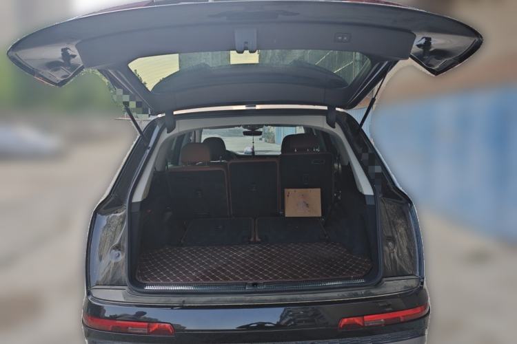 Used Audi Q7 2022 55 TFSI quattro S line Sport model Trunk