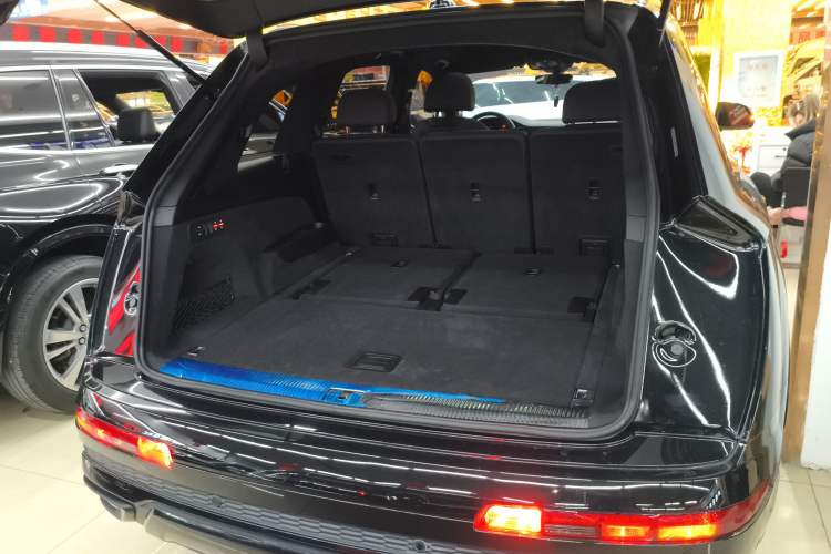 Used Audi Q7 2022 55 TFSI quattro S line Sport model Trunk