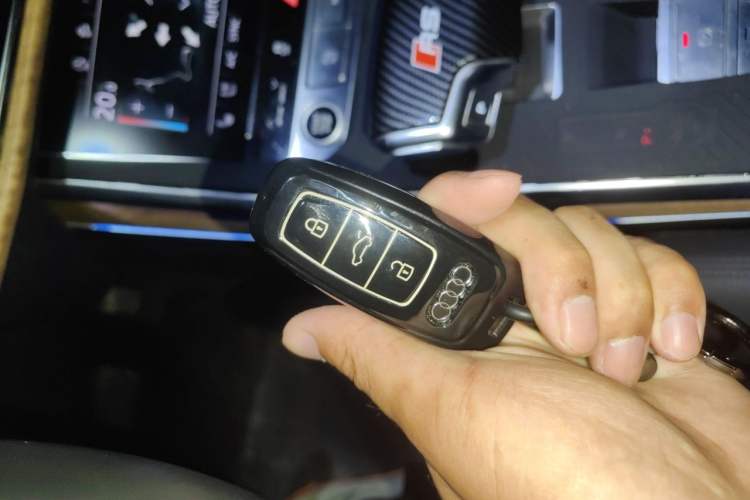 Used Audi Q7 2022 55 TFSI quattro S line Ice and Snow Sports Edition Vehicle Key