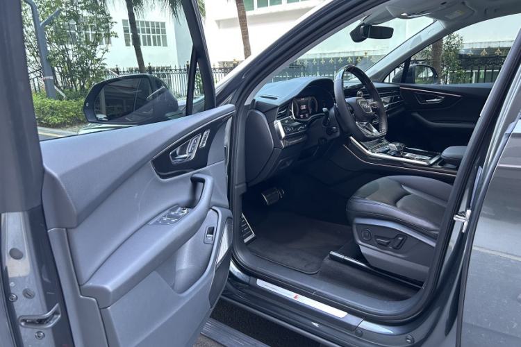 Used Audi Q7 2022 55 TFSI quattro S line Sport model Interior 7