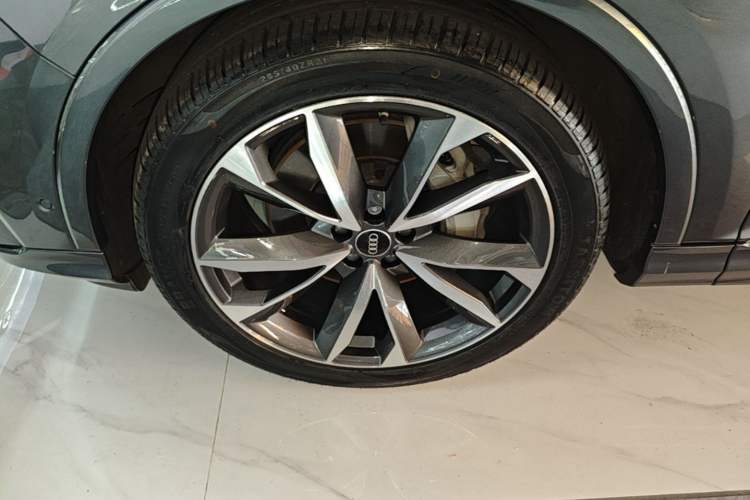 Used Audi Q7 2022 55 TFSI quattro S line Sport model Left Front Wheel Hub
