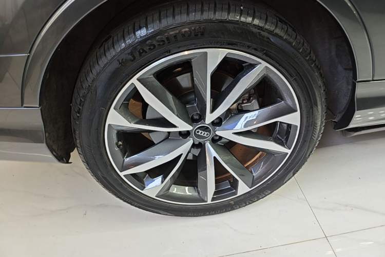 Used Audi Q7 2022 55 TFSI quattro S line Sport model Right Rear Wheel Hub