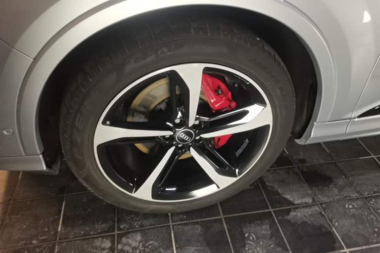 Used Audi Q7 2022 55 TFSI quattro S line Ice and Snow Sports Edition Left Front Wheel Hub