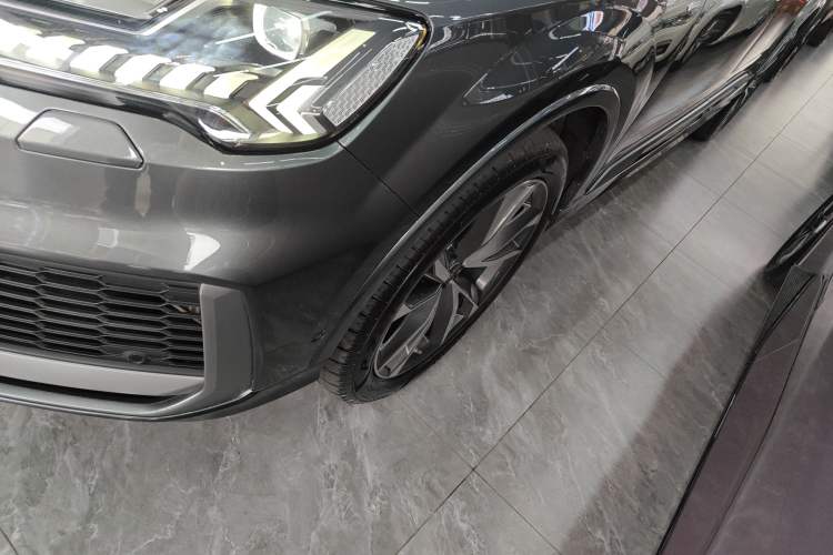 Used Audi Q7 2022 55 TFSI quattro S line Sport model Left Front Wheel Hub