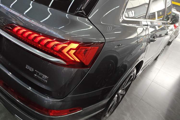 Used Audi Q7 2022 55 TFSI quattro S line Sport model Right Rear Taillight