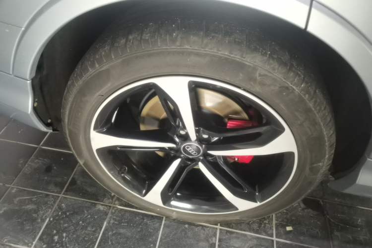 Used Audi Q7 2022 55 TFSI quattro S line Ice and Snow Sports Edition Right Rear Wheel Hub