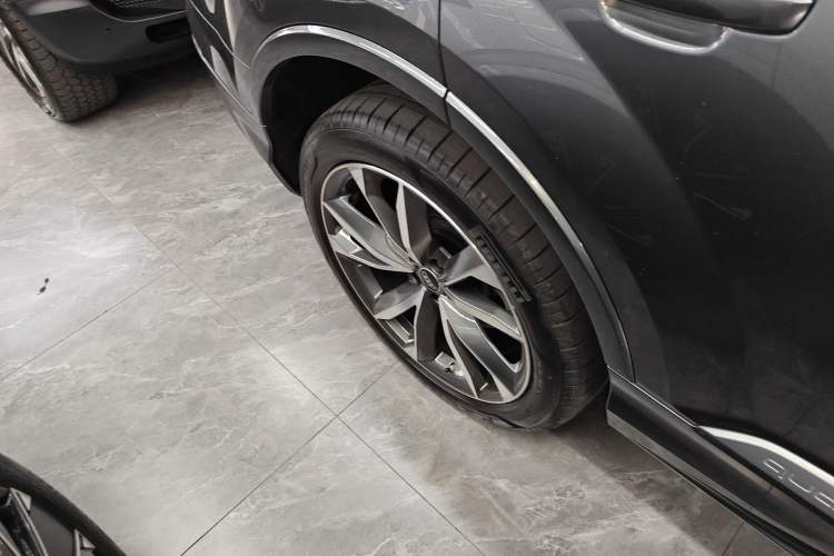 Used Audi Q7 2022 55 TFSI quattro S line Sport model Right Rear Wheel Hub