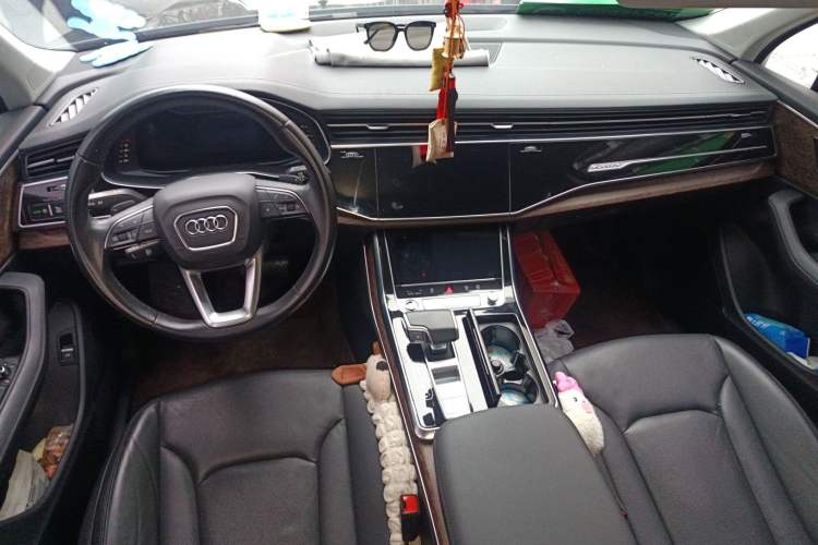 Used Audi Q7 2023 55 TFSI quattro S line Sport Edition Center Console
