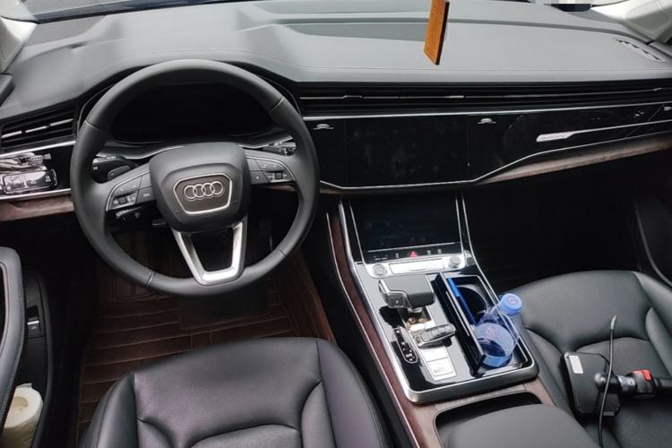 Used Audi Q7 2023 55 TFSI quattro S line Sport Edition Center Console