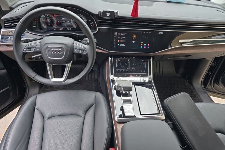 Used Audi Q7 2023 55 TFSI quattro S line Sport Edition Center Console