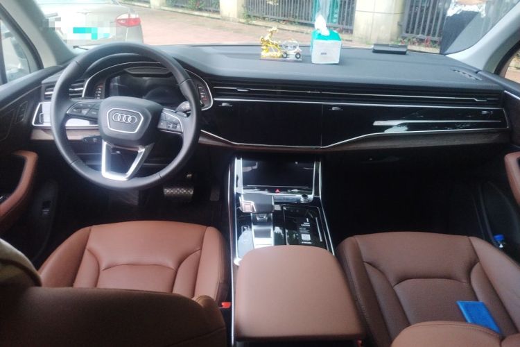 Used Audi Q7 2023 45 TFSI quattro S line Sport model Center Console