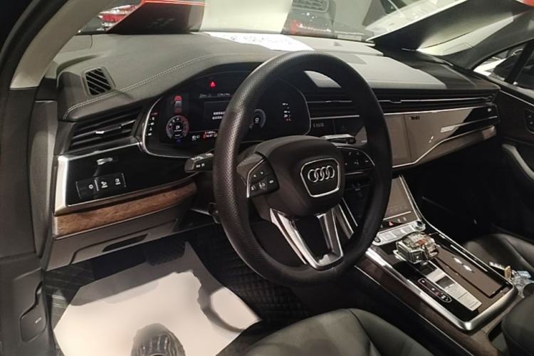 Used Audi Q7 2023 55 TFSI quattro S line Sport Edition Center Console