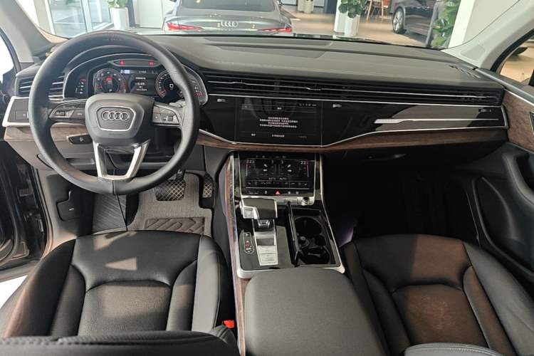 Used Audi Q7 2023 55 TFSI quattro S line Sport Edition Center Console