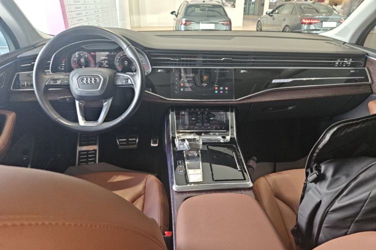 Used Audi Q7 2023 55 TFSI quattro S line Sport Edition Center Console