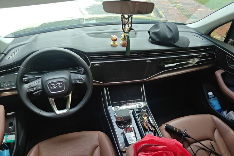 Used Audi Q7 2023 45 TFSI quattro S line Sport model Center Console