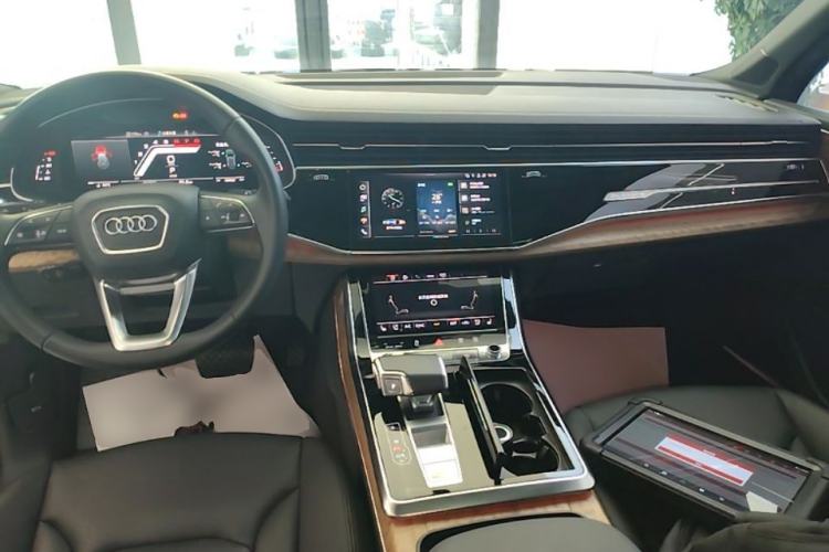 Used Audi Q7 2023 55 TFSI quattro S line Sport Edition Center Console