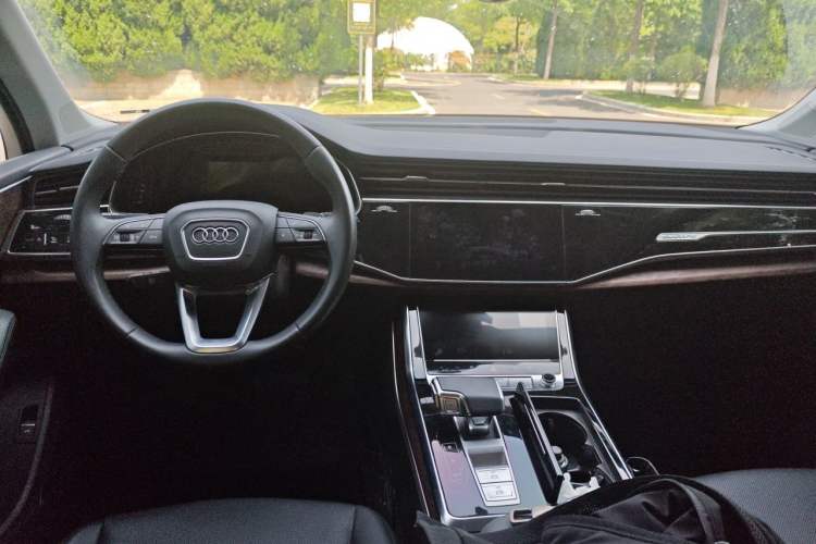 Used Audi Q7 2023 55 TFSI quattro S line Sport Edition Center Console