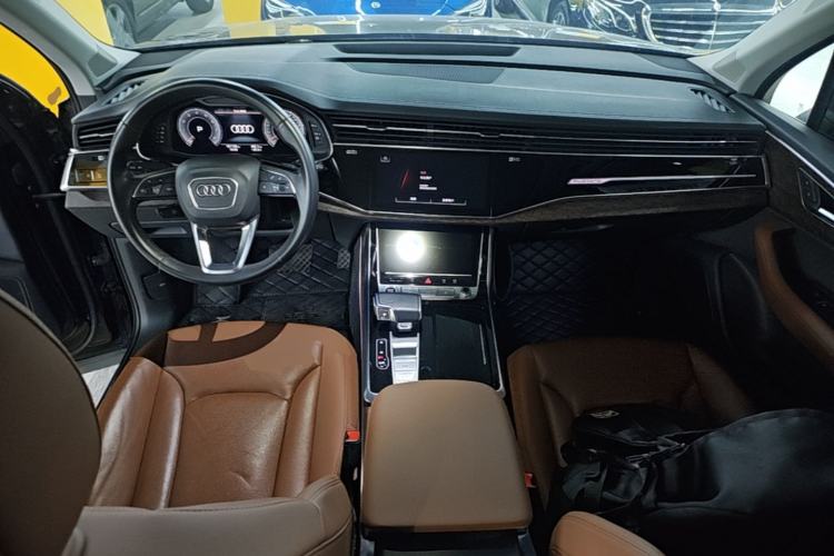 Used Audi Q7 2023 55 TFSI quattro S line Sport Edition Center Console