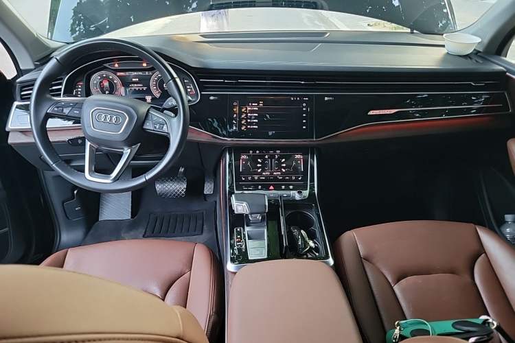 Used Audi Q7 2023 55 TFSI quattro S line Sport Edition Center Console