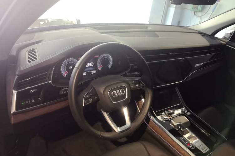Used Audi Q7 2023 45 TFSI quattro S line Sport model Center Console