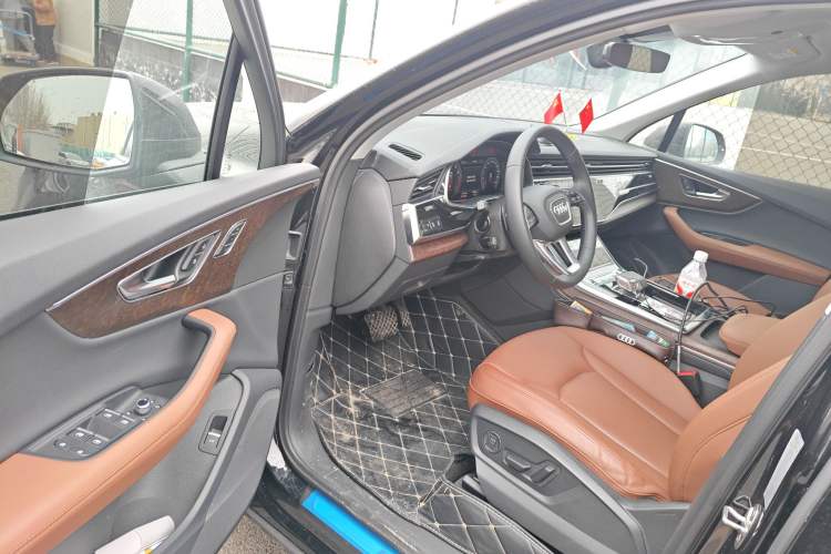 Used Audi Q7 2023 45 TFSI quattro S line Sport model Driver Seat