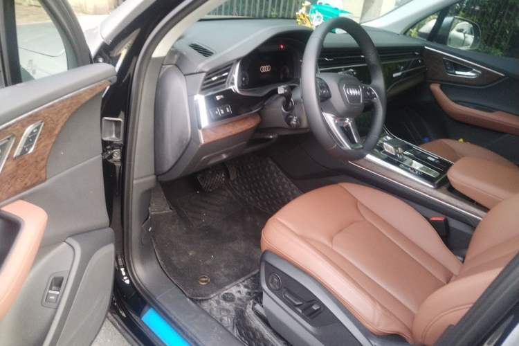 Used Audi Q7 2023 45 TFSI quattro S line Sport model Driver Seat