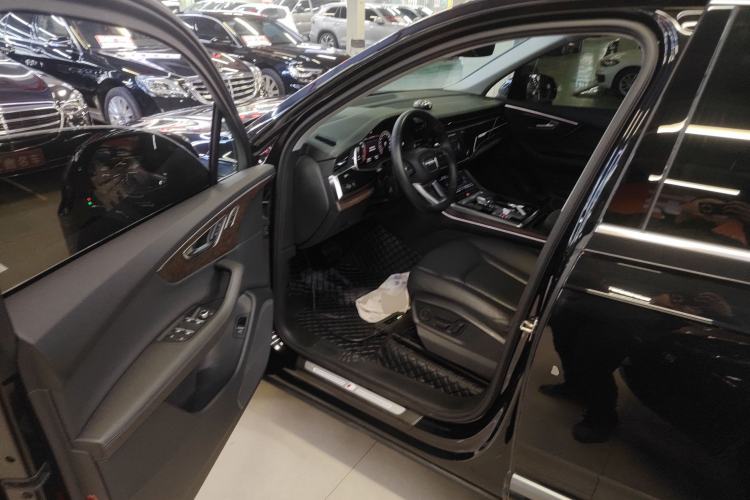 Used Audi Q7 2023 45 TFSI quattro S line Sport model Driver Seat