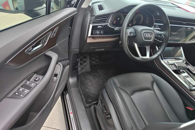 Used Audi Q7 2023 45 TFSI quattro S line Sport model Driver Seat