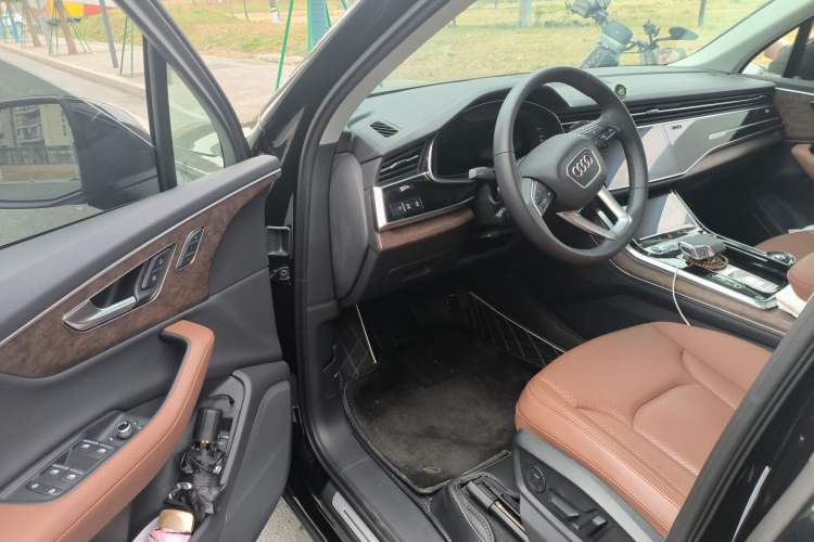 Used Audi Q7 2023 45 TFSI quattro S line Sport model Driver Seat