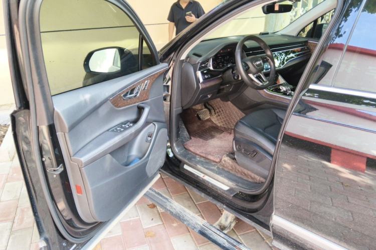 Used Audi Q7 2023 45 TFSI quattro S line Sport model Driver Seat