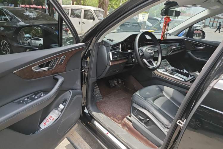 Used Audi Q7 2023 45 TFSI quattro S line Sport model Driver Seat