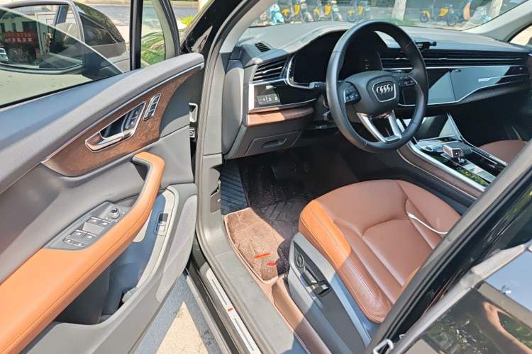 Used Audi Q7 2023 45 TFSI quattro S line Sport model Driver Seat