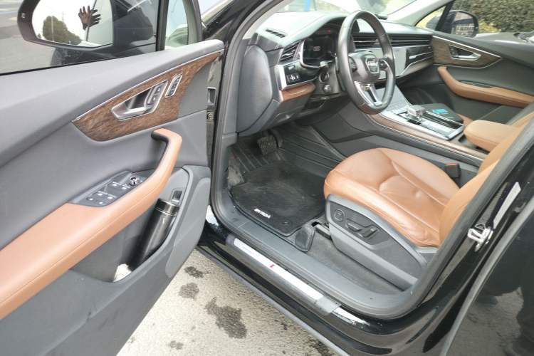 Used Audi Q7 2023 45 TFSI quattro S line Sport model Driver Seat