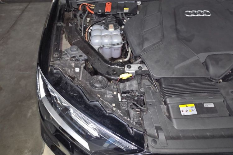 Used Audi Q7 2023 55 TFSI quattro S line Sport Edition Engine Bay Right