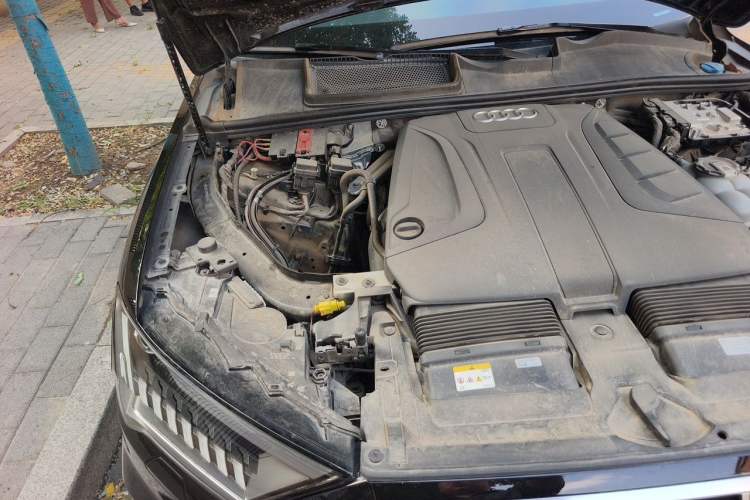 Used Audi Q7 2023 45 TFSI quattro S line Sport model Engine Bay Right