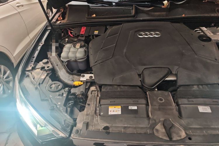 Used Audi Q7 2023 55 TFSI quattro S line Sport Edition Engine Bay Right