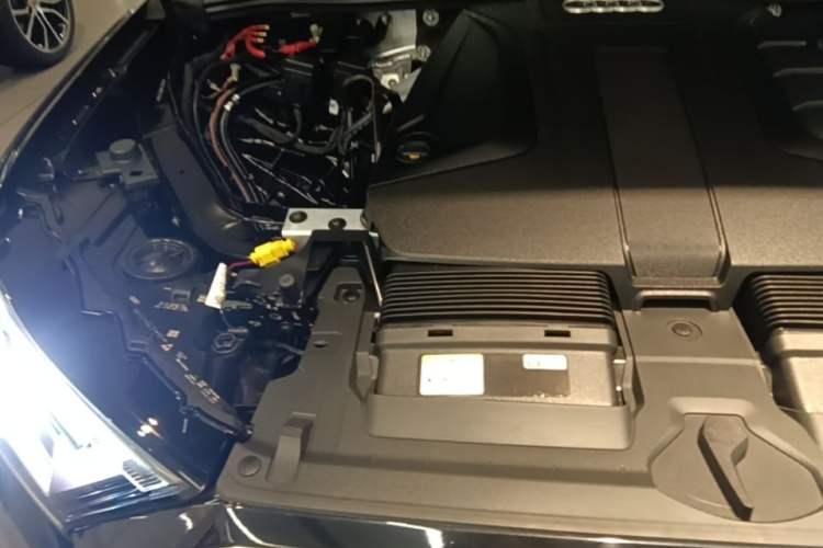 Used Audi Q7 2023 45 TFSI quattro S line Sport model Engine Bay Right