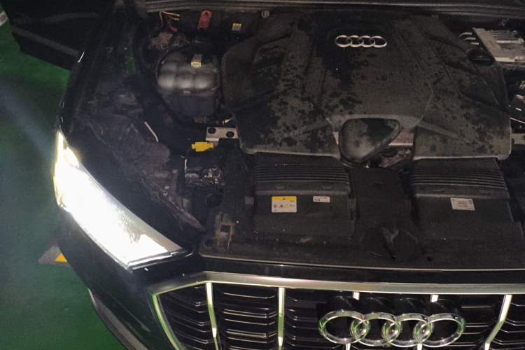Used Audi Q7 2023 55 TFSI quattro S line Sport Edition Engine Bay Right