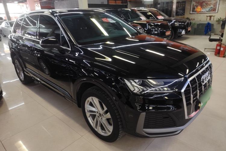 Used Audi Q7 2023 45 TFSI quattro S line Sport model Front Right 45 Deg