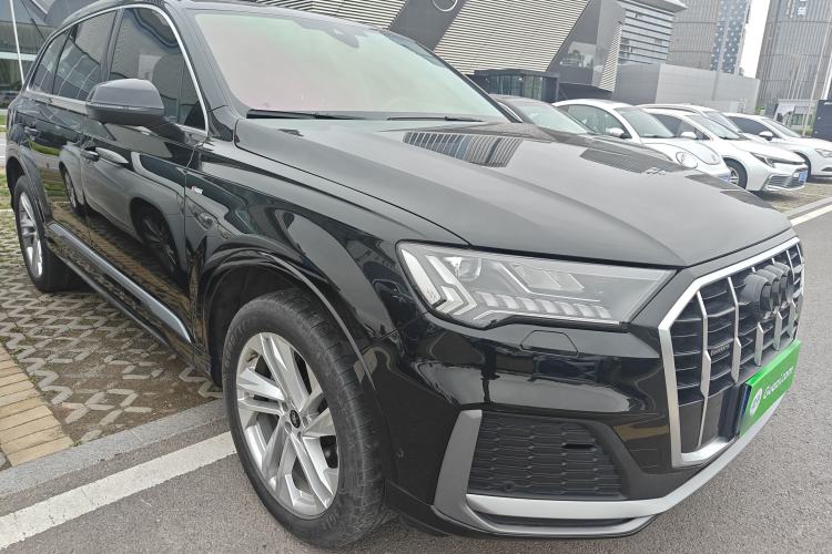 Used Audi Q7 2023 45 TFSI quattro S line Sport model Front Right 45 Deg