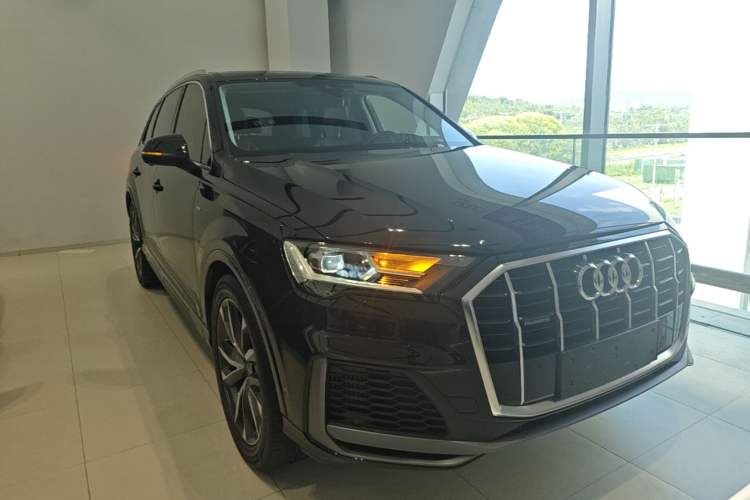 Used Audi Q7 2023 55 TFSI quattro S line Sport Edition Front Right 45 Deg
