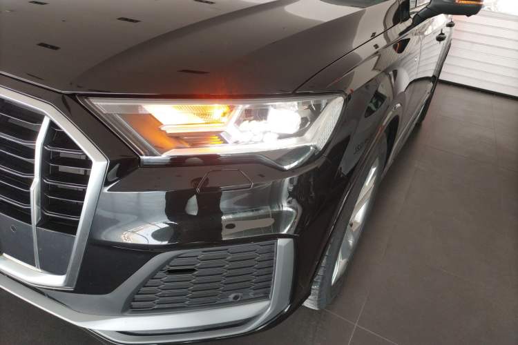Used Audi Q7 2023 45 TFSI quattro S line Sport model Left Front Headlight