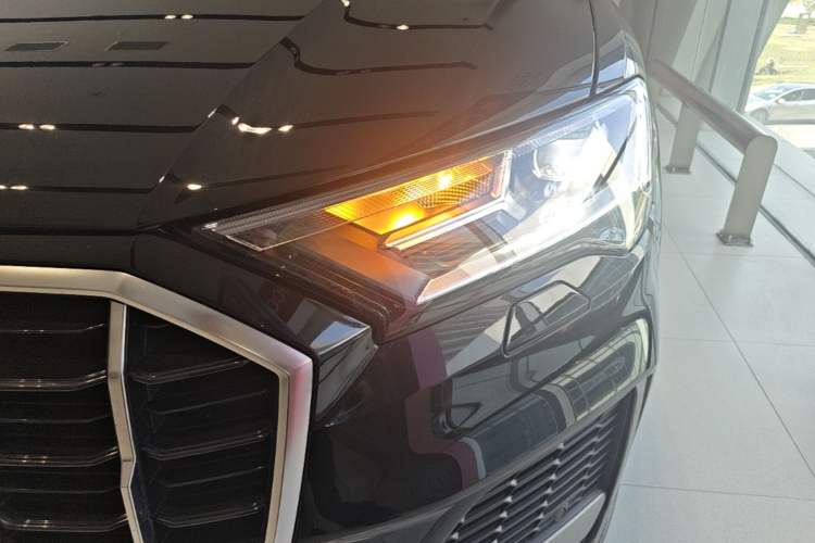 Used Audi Q7 2023 55 TFSI quattro S line Sport Edition Left Front Headlight