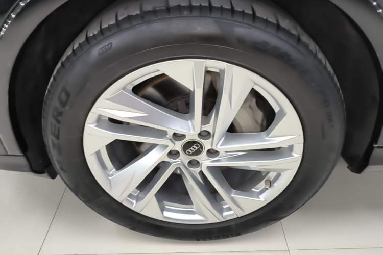 Used Audi Q7 2023 45 TFSI quattro S line Sport model Left Front Wheel Hub