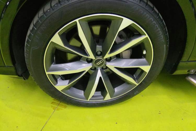 Used Audi Q7 2023 55 TFSI quattro S line Sport Edition Left Front Wheel Hub