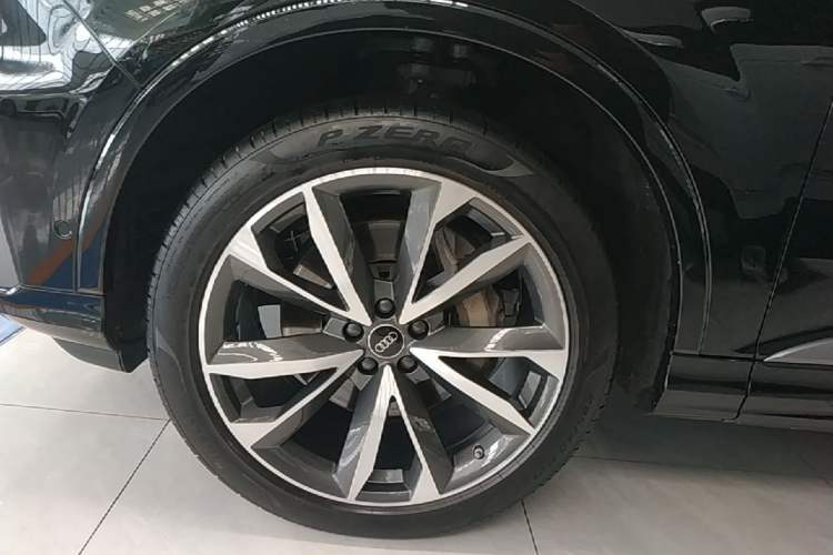 Used Audi Q7 2023 55 TFSI quattro S line Sport Edition Left Front Wheel Hub