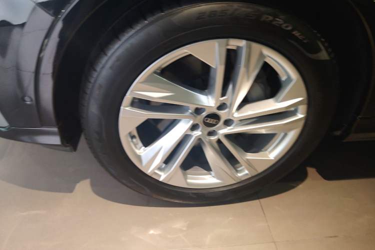 Used Audi Q7 2023 45 TFSI quattro S line Sport model Left Front Wheel Hub