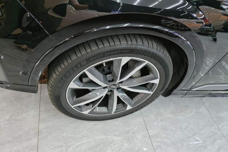 Used Audi Q7 2023 55 TFSI quattro S line Sport Edition Left Front Wheel Hub